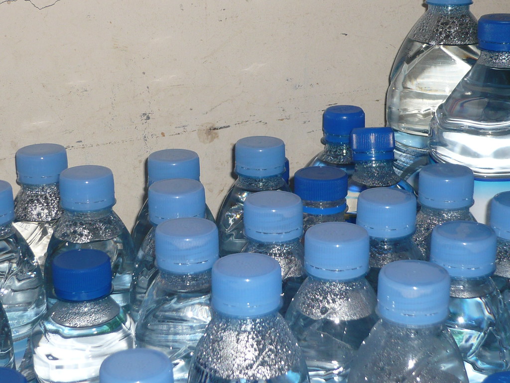 Domáce triedenie odpadu — oddelené nádoby na papier, plast a sklo v kuchyni
